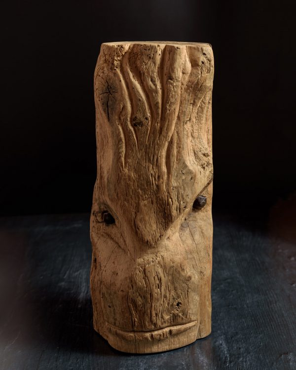 Escultura de viga de roble antigua