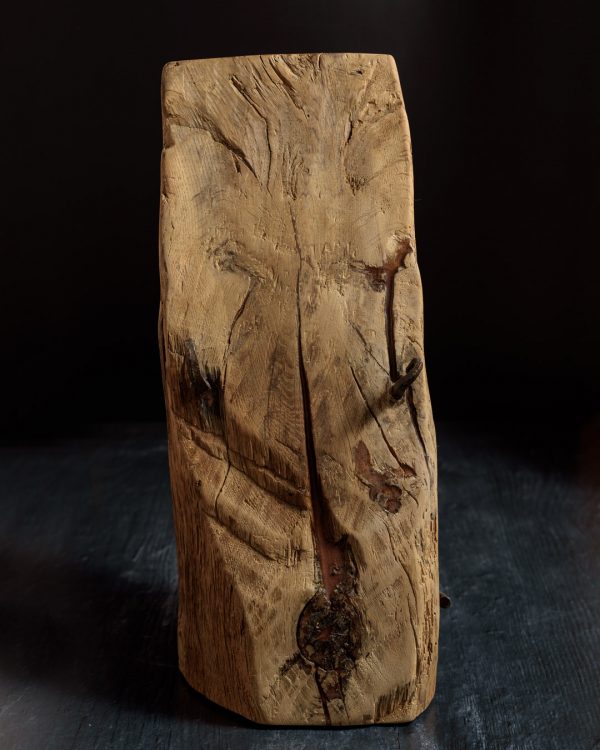 Escultura de viga de roble antigua