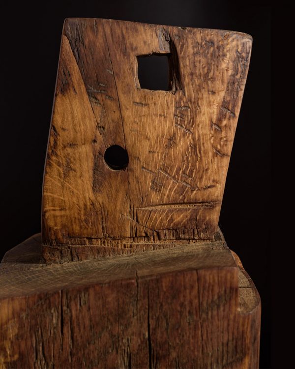 Escultura de viga de madera de roble antigua