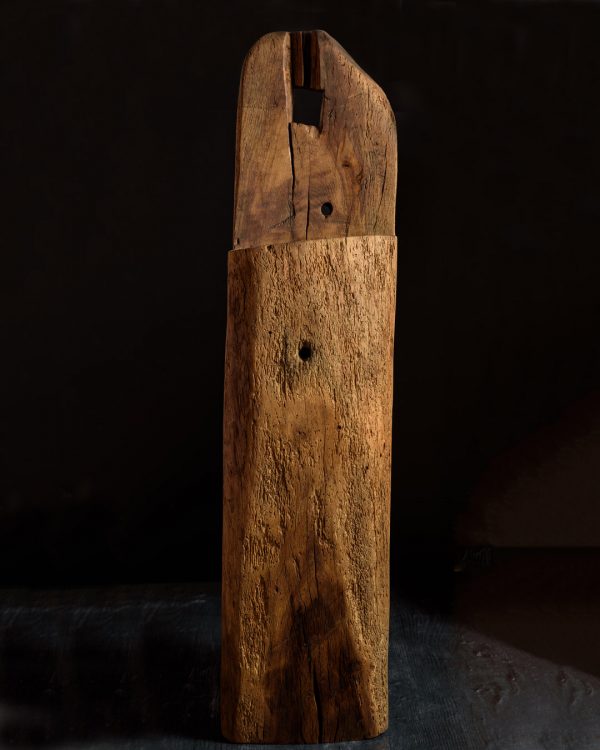 Escultura de viga de roble antigua recuperada