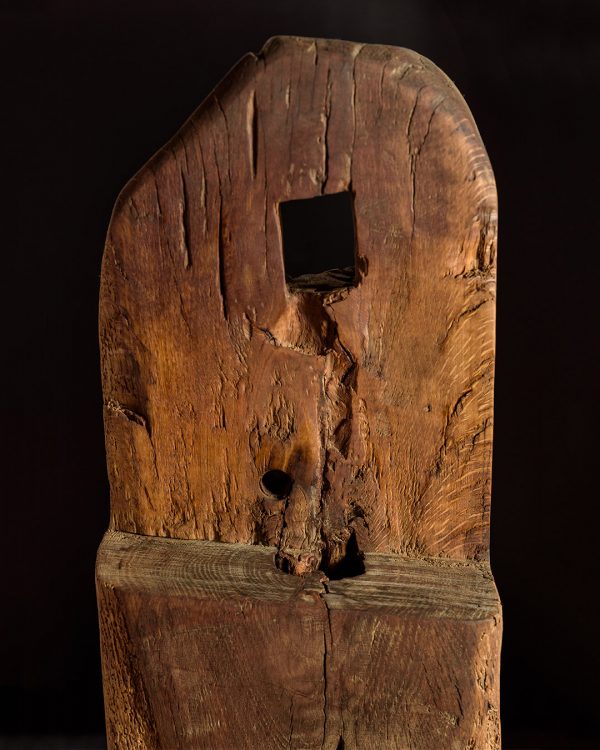 Escultura de viga de roble antigua recuperada